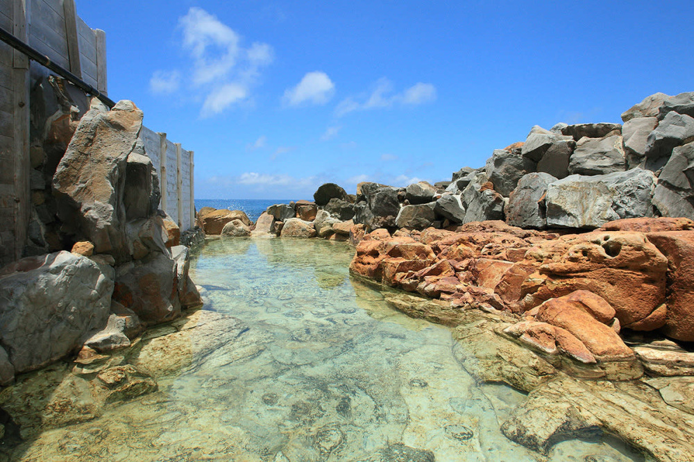 歴史あるオーシャンビューの温泉「崎の湯」