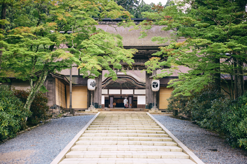 金剛峯寺の正門。昔は、この門から出入りできたのは天皇・皇族、貴族・大名と高野山の重職だけだったとか。