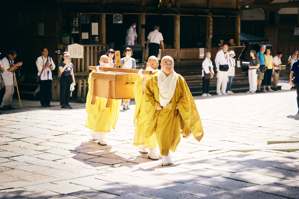 生身供が運ばれる様子。お大師様は今も奥之院で人々のために祈りを捧げています。