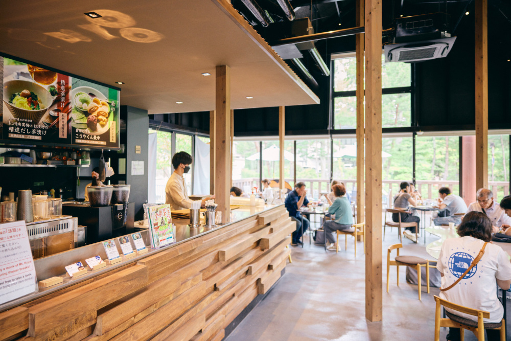 高野山café雫のオシャレな店内。人気のスポットですが、意外と回転がいいのですぐ座れました。