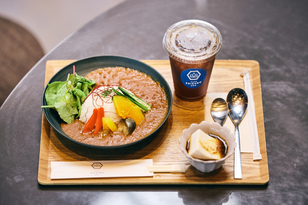 高野山精進カレー。ごま豆腐のデザート付き。