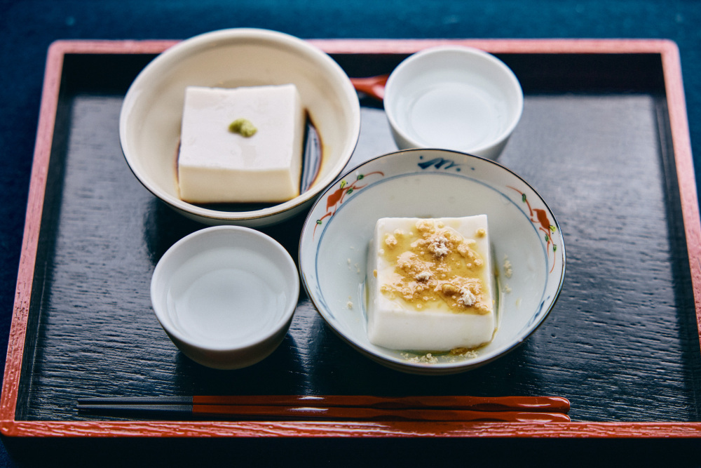 濱田屋のごま豆腐。わさび醤油か和三盆をかけて食べられるのですが、どちらも美味！