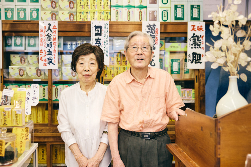 漢方薬局の小滝弘法堂ご主人夫婦。とにかく親切でいろいろお話しくださいました。