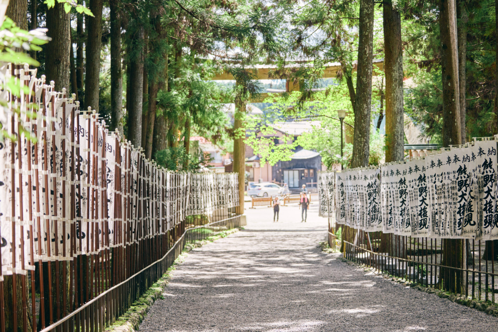 熊野本宮大社の入り口。両脇に「熊野大権現」の幟（のぼり）がはためいています。