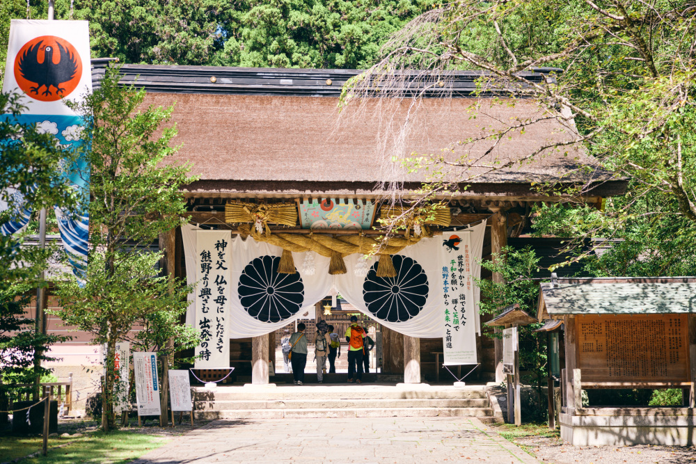 大きなしめ縄が飾られた総門。威厳があります。