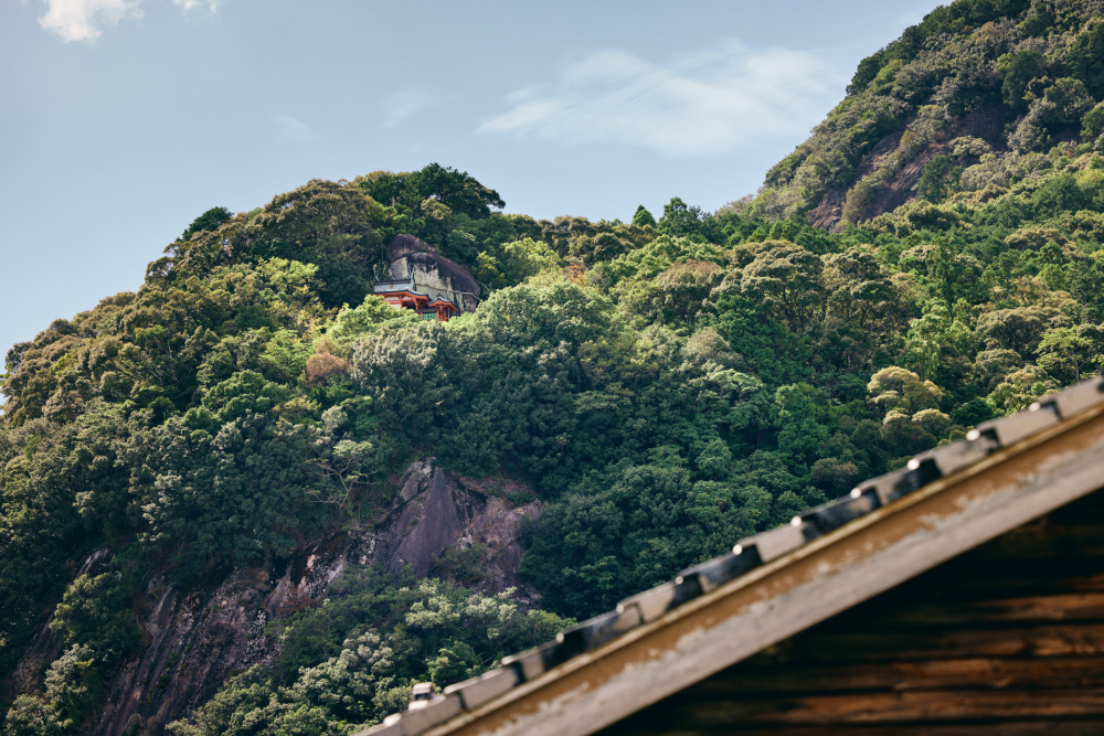 何ということでしょう！　見上げるとそこには神倉神社のお姿。