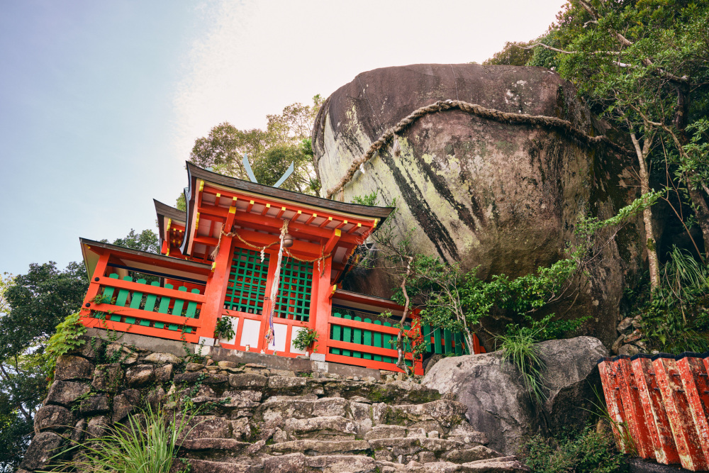 神倉神社の社殿に到着！　右の巨岩は御神体のゴトビキ岩。