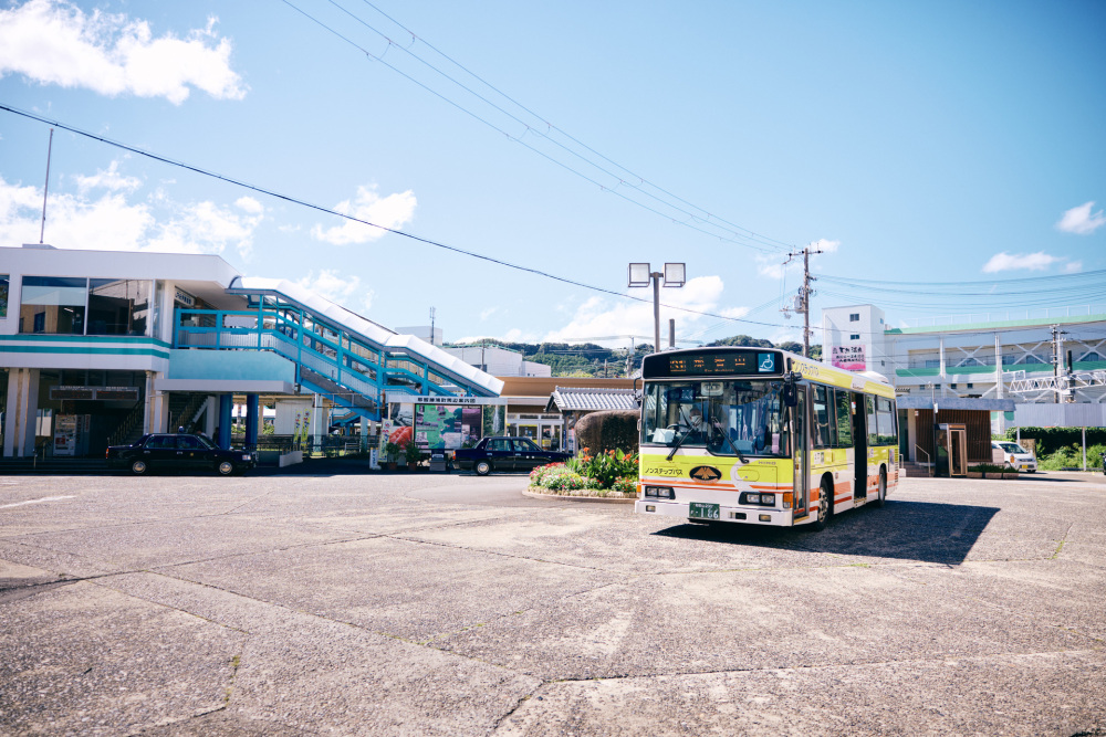 駅からは那智山行きのバスに乗って、約20分で最初の目的地「大門坂」に到着です。