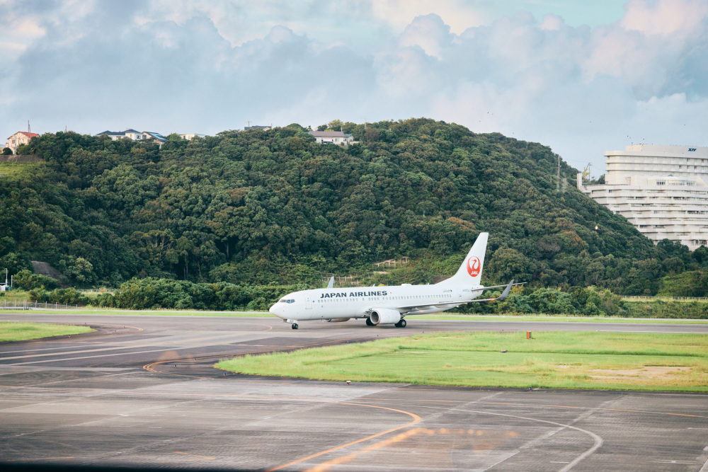 飛行機でinという選択もあります