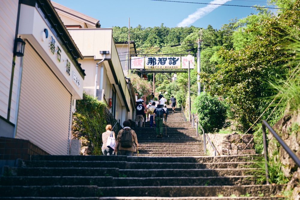 大門坂を越えると……那智大社はまだ先？　土産店が並ぶ参道も階段です。