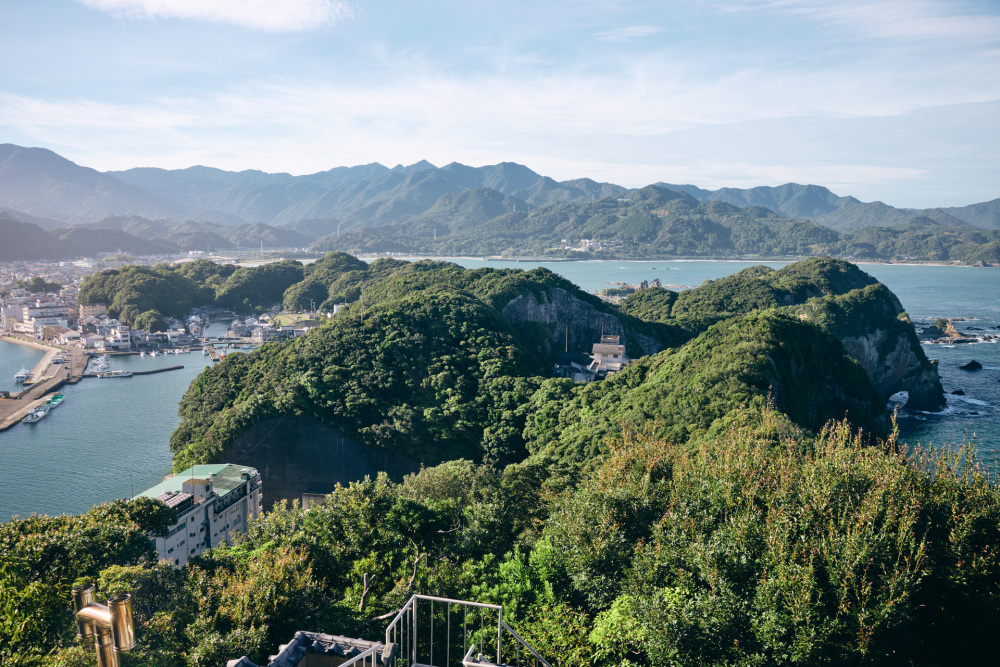 エレベーターで行き着いた先から眼下を望むと、あんな窪みの中にもホテル浦島。とにかくスケールが違います。