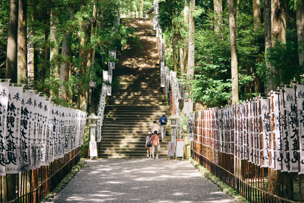 参道の両側には「熊野大権現」の幟（のぼり）がズラッと並びはためいています。