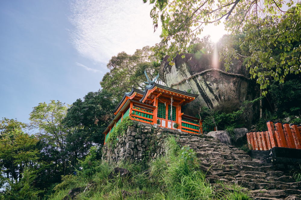 神倉神社の社殿に到着！　右の巨岩は御神体のゴトビキ岩。