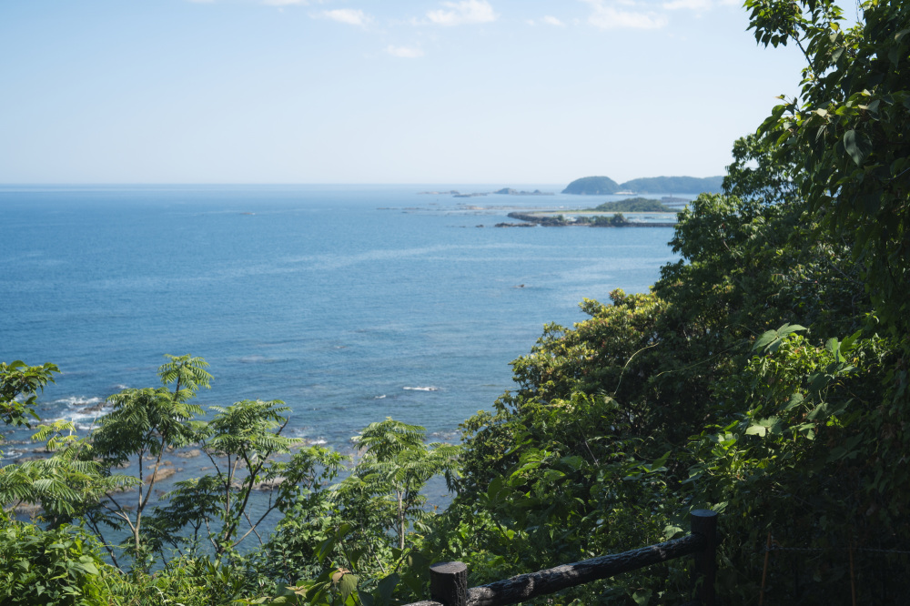 ▲鯨山見跡からどこまでも広がる水平線を眺める