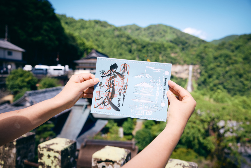 那智山青岸渡寺の世界遺産登録20周年特別御朱印は、この場所から見える三重塔と那智の滝の切り絵つき。