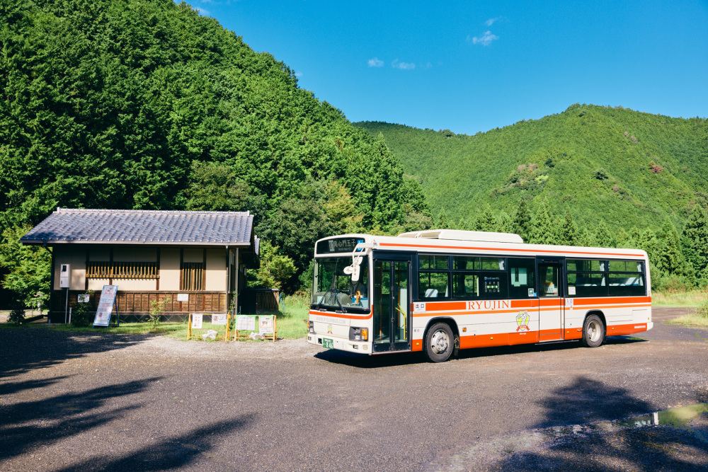 龍神バスに乗って約15分、発心門王子のバス停に到着しました。