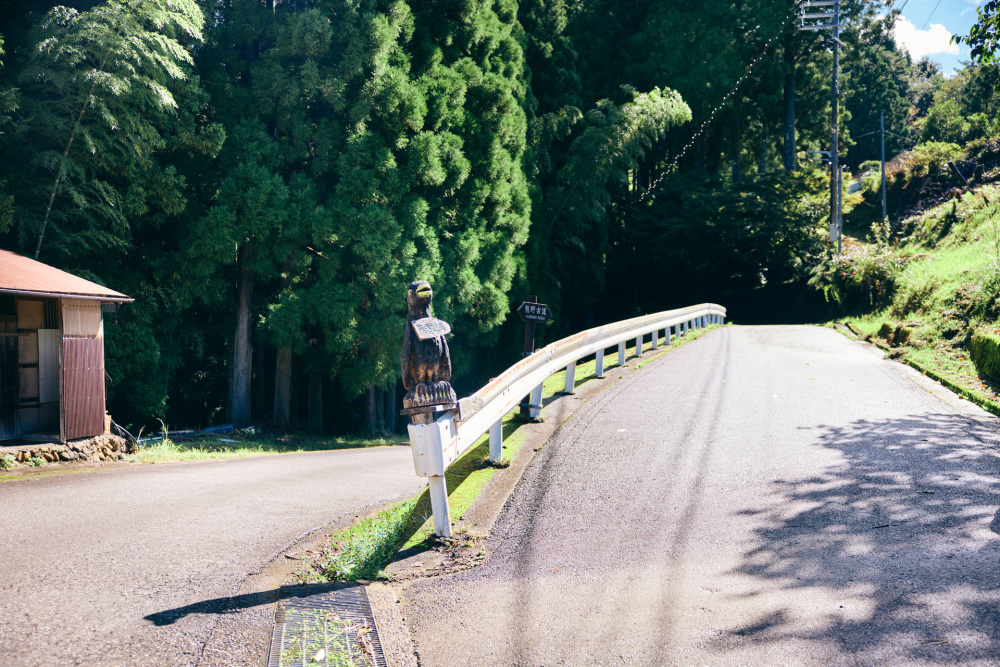 どっちの道？　迷わないよう、地元の人が設置してくれた八咫烏。迷い道はいろいろありますが、これで一安心。