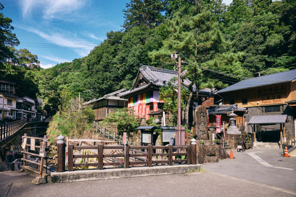 山の狭間に突如現われる湯の峰温泉に、世界遺産の「つぼ湯」はあります。