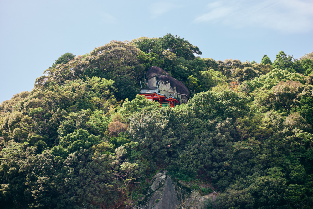 急な石段をロッククライミングのように登ってたどり着くとウワサの神倉神社も人気スポットです。