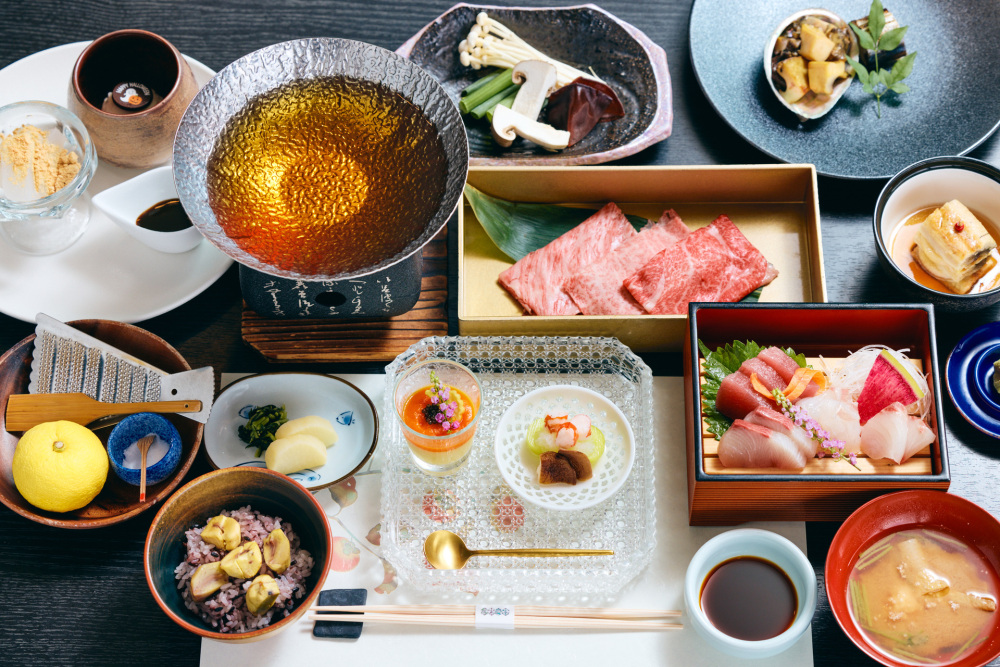 夕食は熊野をテーマにしたフルコースです。目にも舌にもうれしいラインナップ。