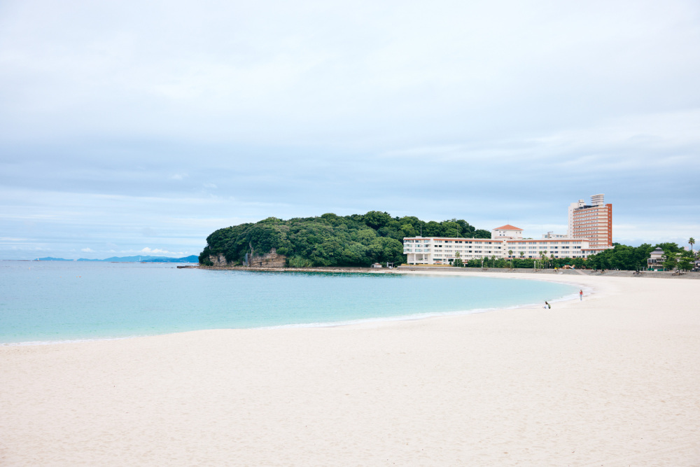 続いて、白砂と青い海のコントラストが美しい白良浜へ。