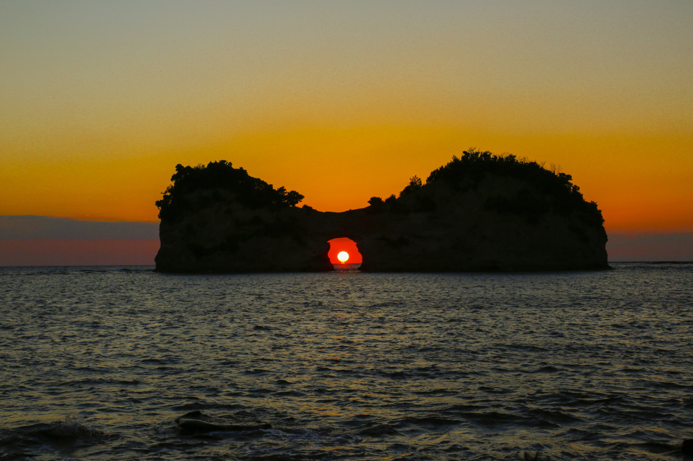 白浜のシンボル、円月島。夕景の美しさは格別で、写真のように太陽が穴にぴったり収まる奇跡の瞬間が見られることも！