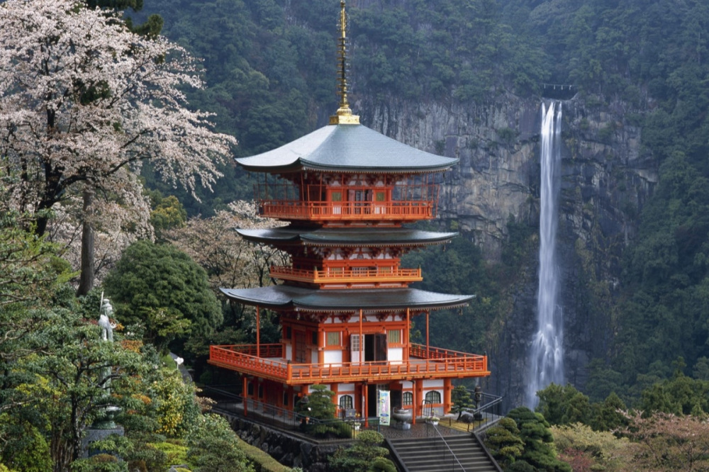 那智の滝と三重塔（那智勝浦町）