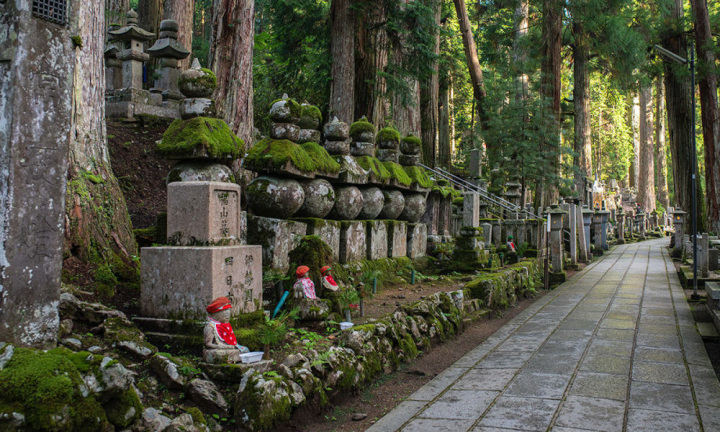 奥之院（五輪塔）