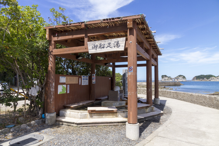 円月島や海を眺めながらの足湯は最高！