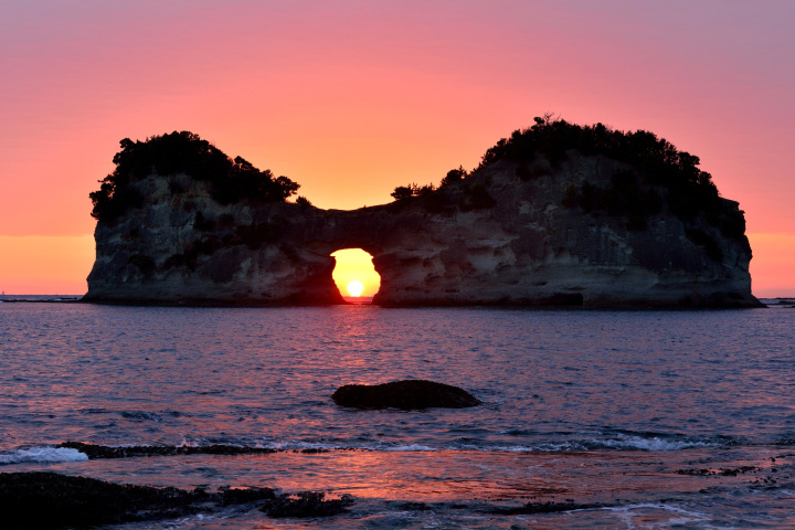 円月島に沈む夕日も注目ポイントです！