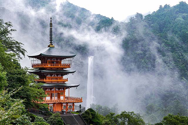 那智山青岸渡寺の三重の塔と那智の滝（那智勝浦町）