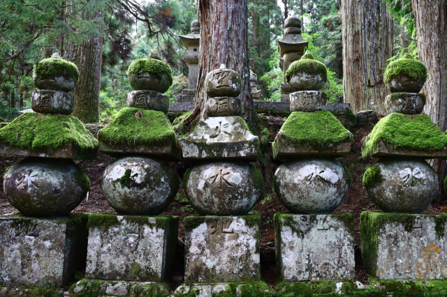 高野山（奥之院）　五輪塔