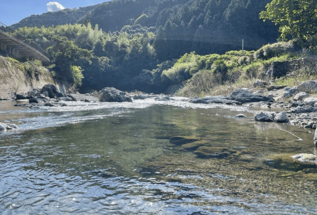 清流「貴志川」のほとり