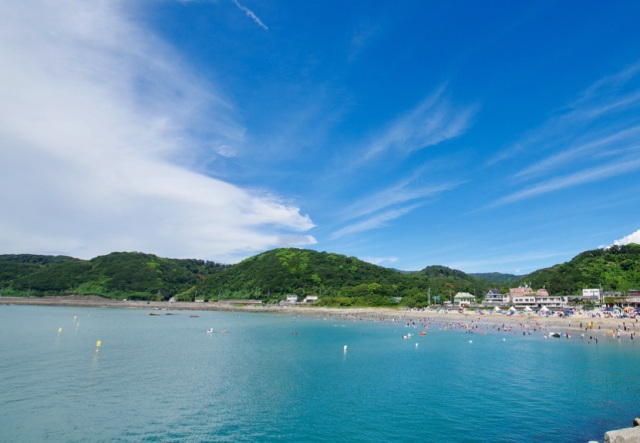 環境省の水質検査を実施した、公設の海水浴場としては、 日本で初めてのBeach Glamping ビーチより望める無人島の友が島や、そこへ沈むサンセットを眺めながら、 思い思いの時間を過ごしていただく。それが我々のスタイル