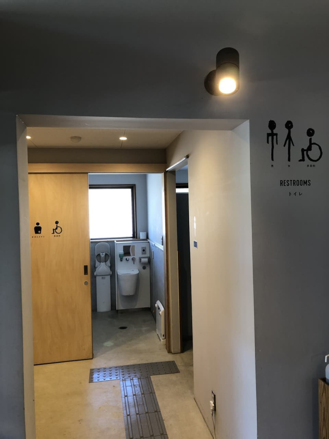 きれいなトイレとシャワー室完備。