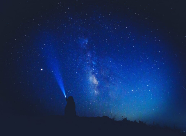 夜には満天の星を楽しめます。