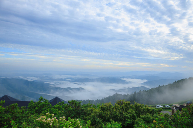 運が良ければ、朝方に雲海を見ることができます。