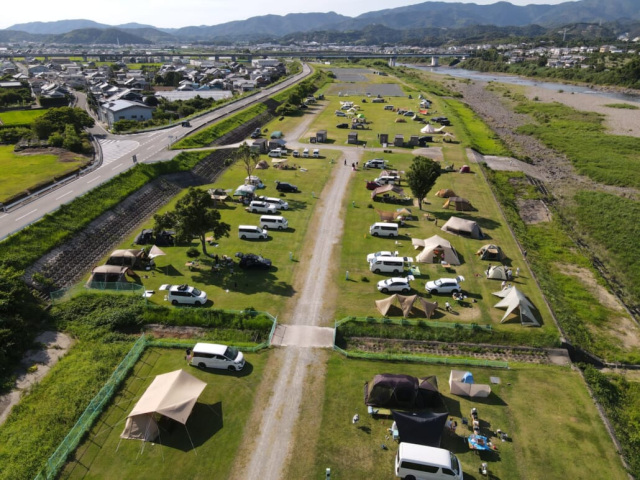 高速を降りて約２分で到着。市街地も近く忘れ物があっても大丈夫！