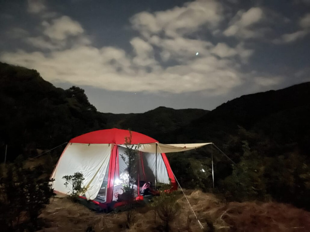 山に入ると建造物は目にはらず、夜は満天の星空を楽しむことができます。