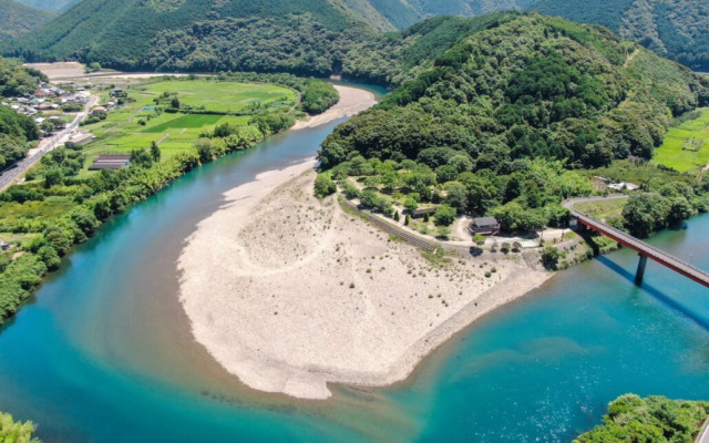 目の前を流れる清流と木の国わかやまを象徴する山々に囲まれた大自然が醍醐味