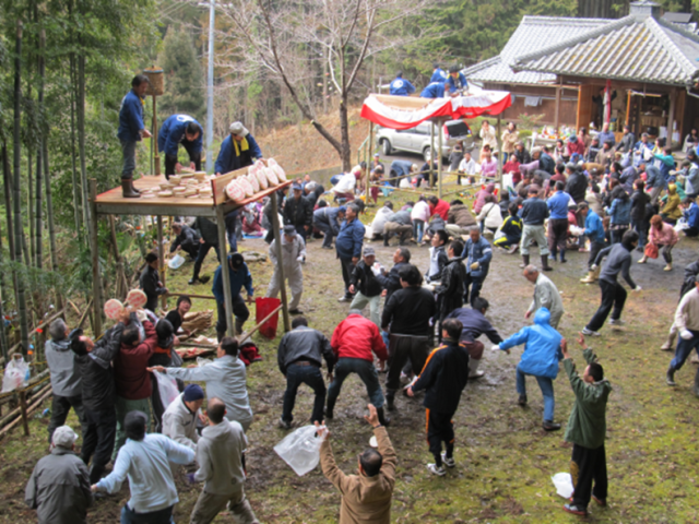 有田川町しみず地域・初午の餅投げ