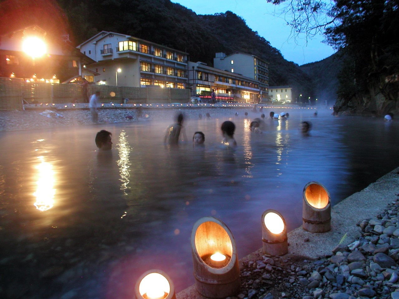 川湯温泉の冬の風物詩・自然の中で楽しむ巨大露天風呂