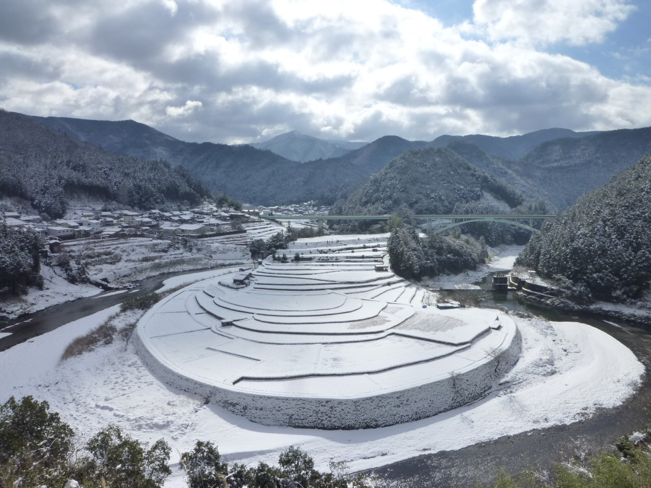 冬の絶景・あらぎ島の真っ白な雪景色